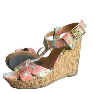 Heart in D floral colorful platform wedges size 6.5